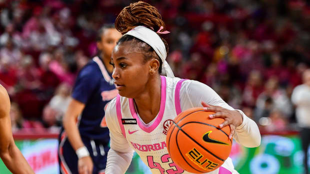 Razorbacks' Makayla Daniels driving against Auburn